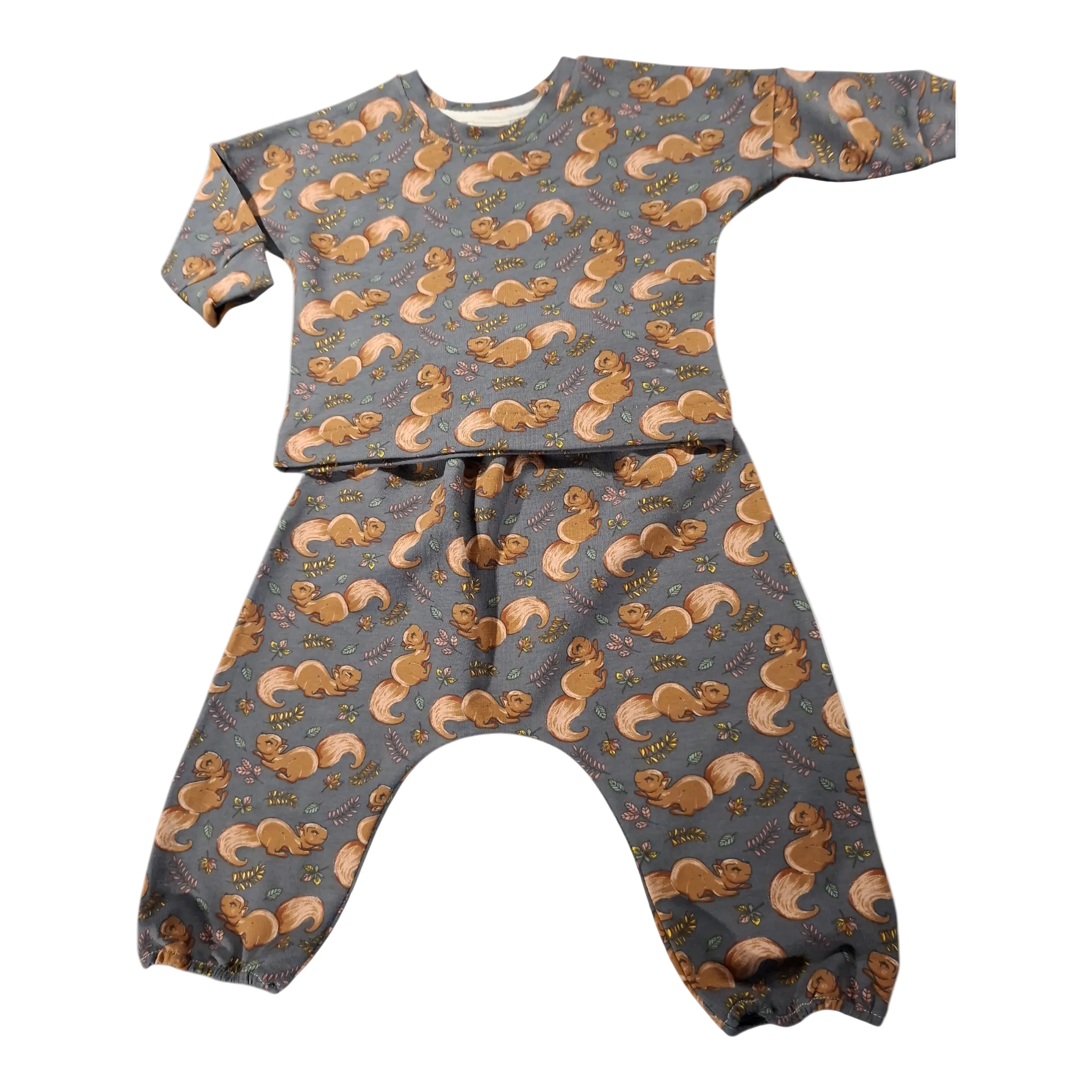 Children's outfit with patterned shirt and pants 